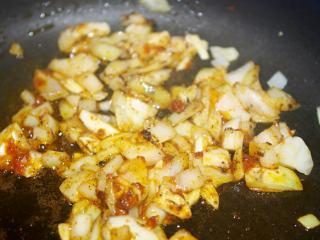 Jak připravit kuřecí kari s indickými plackami | recept