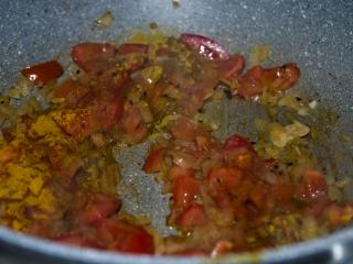 Jak připravit pikantní indický květák | recept na tradiční indický pokrm zvaný aloo gobi