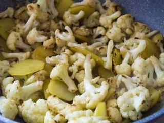 Jak připravit pikantní indický květák | recept na tradiční indický pokrm zvaný aloo gobi