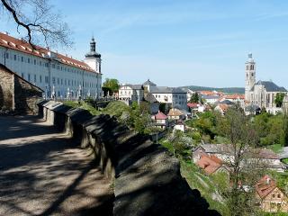 Doprava Kutná Hora je okresní město ve Středočeském kraji. Má něco přes 20 tisíc obyvatel. Doprava do města je snadná všemi běžnými dopravními prostředky: autobusem, vozem a vlakem. Kutná Hora leží na státní silnici číslo dvě z Prahy do Pardubic, případně lze dojet po silnici číslo 38 od Nymburka nebo od Jihlavy nebo z jihu po silnici 126 od Zruče nad Sázavou. Železniční spojení je také dobré, Kutnou Horou prochází dvoukolejná rychlíková trať 230 z Kolína do Havlíčkova Brodu.