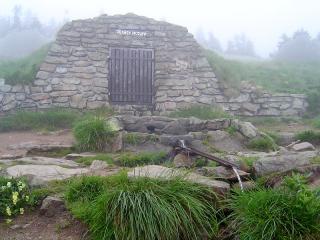 Vrchol Králického Sněžníku má mnohé zajímavosti. Jednak na něm pramení řeka Morava (ve výšce 1380 m.n.m.). Dále je Sněžník „hraniční“ hora s Polskem (a v rámci našeho „zemského“ uspořádání vede po Sněžníku hranice mezi Čechy a Moravou). Další zajímavost je úsměvná. Od roku 1932 je na vrcholu Sněžníku kamenná plastika slona. Exotické zvíře tam coby svůj symbol postavil německý umělecký spolek. Slon obstál v povětrnostních podmínkách a stal se atributem Králického Sněžníku.