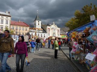 Světskou protiváhou církevní pouti je rovněž tradiční svatomichalská pouť v Králíkách, konaná obvykle na přelomu září a října. Do města se sjíždějí návštěvníci z širšího okolí, protože králická pouť patří mezi tak zvaně „vyhlášené“: kolotoče, houpačky, stánky s občerstvením, ryčná hudba – prostě všechno takové, jaké má o lidové veselici být.