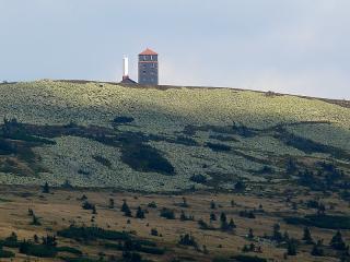 Vystoupáme na Dívčí a Mužské kameny, Velký Šišák Vysoké Kolo (1509 m.n.m.) a přes Sněžné Jámy na rozcestí u České Budky. Odtud kousek po žluté k pramenům. Přes Labskou a kolem vodopádů po červené dolů do Špindlu. Túra bude na celý den. Je to necelých 20 kilometrů, ale cesta nesmírně krásná – plna výhledů se „střechy“ české krajiny.