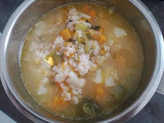 Jak uvařit květákovou polévku s dýní | recept na jednoduchou polévku Polévku ještě jednou necháme přejít varem, stačí 2 či 3 minuty a odstavíme. Nakonec dochutíme solí, pepřem a bylinkami.