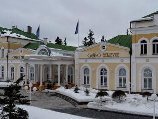 V kteroukoliv roční dobu je možno v Mariánských Lázních navštívit nějaké divadelní představení, koncert či kasino. V mnohých restauracích jsou pořádány taneční večery. Jestliže se chceme kulturního života účastnit, je vhodné na dovolenou v Mariánských Lázních přibalit nějaké společenské nebo alespoň formální oblečení. Nedostatek v úboru pocítí člověk sám, a citlivějším to může zkazit kulturní zážitek.