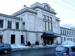 Do Mariánských Lázní se můžeme přepravit autem, autobusem nebo vlakem, a všechny možnosti jsou bezproblémové a rychlé. Pro automobilisty je asi nejednoduší využít dálnice D5 a na 128. kilometr (E50) odbočit na Planou. Bez dálniční známky lze jet z Plzně po silnici 605 do Stříbra, pak po 230 do Plané a pak po silnici 21 do Mariánských Lázní. Spojení vlakem je také dobré: město leží na trati Praha – Plzeň – Cheb.