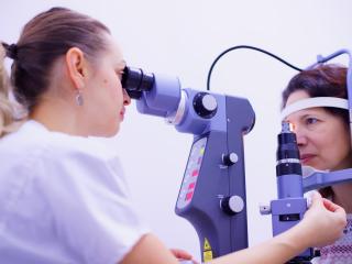 Jak si snadno poradit s otoky víček a únavou očí | rady Jak si snadno poradit s otoky víček a únavou očí | rady