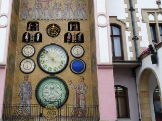 Olomoucký orloj v budově radnice na Horním náměstí je zajímavostí, na níž se dnes už pohlíží se shovívavým úsměvem. I když jeho historie počíná ve 20. letech 15. století, současná podoba vznikla v 50. letech 20. století podle návrhu Karla Svolinského, a to v duchu socialistického realismu. Zeď, v níž je orloj zasazen, je zdobena mozaikou: ve spodní části znázorňuje dělníka s obrovským klíčem a vědce s křivulí. Nad orlojem pochoduje dívčí hanácký soubor písní a tanců, na horní lunetě pak jízda králů