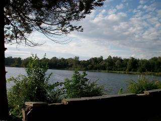 Na severozápadě, asi čtyři kilometry od Olomouce, se rozkládá rekreační zóna Poděbrady s přírodním jezerem využívaným ke koupání. Jezero se nachází na území CHKO Litovelské Pomoraví. Protože jezero nemá správce s plavčíkem, patří koupání v něm do kategorie „Koupání na vlastní nebezpečí“. Přesto jsou vyhrazené plochy na východním břehu velmi vyhledávané, a to i naturisty. Na břehu je letní restaurace a stánky s občerstvením.