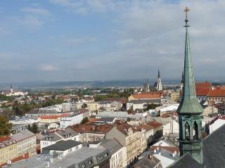 Olomouc leží v Hornomoravském úvalu, což je dobře vidět například při výhledu z některých olomouckých věží: z východu a severu tvoří severní hranu úvalu Oderské vrchy a Nízký Jeseník. Z jihu a západu úval lemují Drahanská a Zábřežská vrchovina. Olomouc leží na řece Moravě, do níž se ve městě vlévá Mlýnský potok a řeka Bystřice. Město je dobře dostupné po silnici (R35 a R46) i železnicí (železniční uzel, stanice a zastávka ČD, RegioJet, LeoExpres).