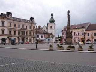 Nejatraktivnější úsek pro pěší turisty vede z Chocně do Ústí nad Orlicí. Měří 17 až 20 kilometrů (podle zacházek), takže se dá velice pohodlně zvládnout za jeden den, a to i s přestávkami na občerstvení, odpočinek a prohlídky zajímavostí. Obrovskou výhodou této trasy je, že skutečně lemuje železniční koridor („jedničku“), takže je možno výlet pořídit i bez přenocování (vystoupit z rychlíku v Chocni a nazpátek nastoupit do rychlíku v Ústí).