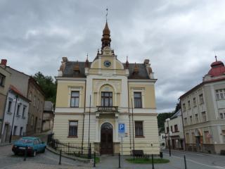 Brandýs nad Orlicí je příjemné městečko. Dříve zde byly lázně, v současné době (2012) rehabilitační centrum. Nad městečkem stojí zřícenina malého hradu. Je možno zde pojíst: hotel, restaurace na náměstí a pekárna (cukrárna) s „božskou“ vlastní výrobou (otevřeno i o víkendu).