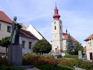 Asi pět kilometrů od Prachatic se nachází městečko Husinec. Jak je možno z názvu odvodit, jedná se rodiště kněze-reformátora Jana Husa. Střed městečka je vyhlášen za památkovou zónu. Původní rodný dům Jana Husa nestojí, ale v budově postavené na jeho místě je zřízeno Husovo muzeum. Nedaleko Husince byla na řece Blanici koncem 30. let 20. století postavena údolní přehrada sloužící především k záchytu vody při jarním tání.