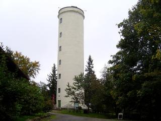 Zajímavý je výlet na horu Libín (1096 m.n.m., asi čtyři kilometry na jih od Prachatic), která je nejvyšším vrcholkem kopcovitého pásma (hřbetu) táhnoucího se od severozápadu na jihovýchod. Na vrcholku Libína byla koncem 19. století postavena rozhledna (v roce 1994 zrekonstruována). Je z ní báječný výhled na celou Šumavu. Lokalita s horským suťovým lesem je označena za přírodní rezervaci (PR Libín). Děti a mládež asi víc zaujme dobře vybavený lanový park Libín. 