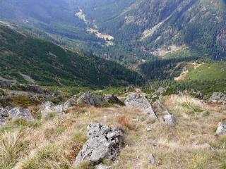 Z vyhlídkové plošiny, která je opatřena panoramatickou mapou, je úžasný rozhled, mimo jiné i do Obřího dolu. Obřím dolem vede další možná výstupová trasa na Sněžku – z Pece po modré. Je určena zdatnějším turistům a je schůdná pouze v době, kdy není žádný (ani zbytkový) sníh. Neznalost nebo nerozvážnost má na svědomí mnohý lidský život a ještě častější zásahy horské služby.