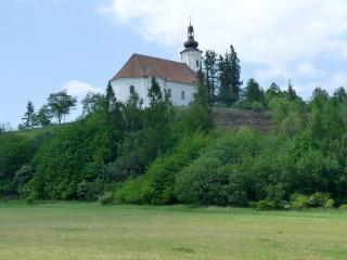 Nejsnáze dostupná sopka je Uhlířský vrch, dominantní kopec u Bruntálu (silnice číslo 45 nebo železnice ve směru od Lomnice). Je na něm postaven poutní kostel, který bývá v noci osvětlen. Pěšky lze na Uhlířský vrch (647 m n.m.) dojít po zelené značce od Valšova, a nebo z Bruntálu. Žlutá vedoucí z Bruntálu se na zelenou pod vrchem napojí. Autoturisté mohou vůz zaparkovat pod Uhlířským vrchem (respk. u hřbitova).