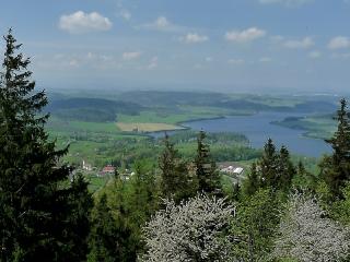 Na vrcholu Velkého Roudného (780 m n.m.) je zděná kaplička, sezení pro odpočinek a dřevěná rozhledna. Výhled na Hartu, Bruntál a Hrubý Jeseník naprosto vyváží útrapy výstupu. Protože vrcholek Velkého Roudného je vyhlášen národní přírodní památkou, je třeba chovat se s maximální šetrností k přírodě.