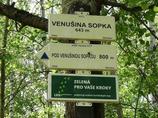 Po zelené značce (vede přes bývalý lom s odkrytým tufem) se turisté dostanou do Moravského Kočova, kde odbočí na žlutou, která se na rozcestí pod Mezinou napojuje na naučnou stezku Po vulkanitech. Stezka v těchto místech mapuje činnost Venušiny sopky (643 m n.m.) - lávový proud u Meziny - a dále zavede na vrchol sopky. Z Uhlířského vrchu na Venušinu sopku to je necelých šest kilometrů.