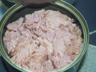 Jak připravit teplý těstovinový salát s tuňákem