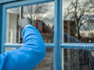 Jak zvládnout vánoční úklid bez chemie a toxických látek | rady pro domácnost