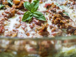 Jak připravit zapečené vegetariánské těstoviny po boloňsku