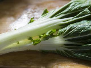 Jak připravit zeleninový salát s uzeným lososem