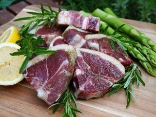 Jak udělat jehněčí steak s rozmarýnem a citrony | recept