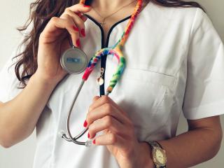 Jak funguje diagnostický nástroj stetoskop, a co má společné s fonendoskopem?