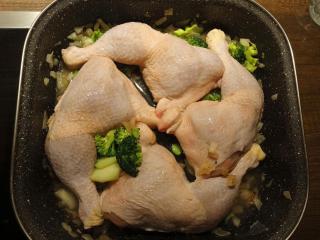Kuřecí stehna na brokolici