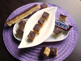 Jak z čokolády, arašídů a karamelového krému připravit domácí Snickers kostku | recept