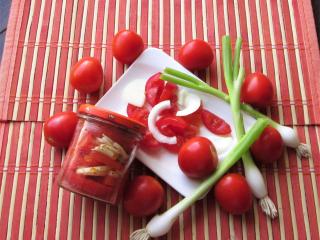 Jednoduchý a rychlý nakládaný rajčatový salát s cibulí