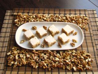 Jak upéct luxusní ořechové řezy se sladkou žloutkovou skořepinou | recept