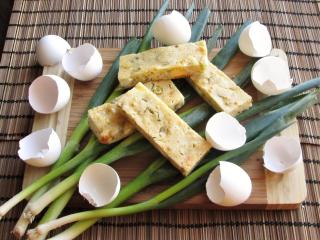 Jak upéct slaný šťavnatý koláč s vejci a jarní cibulkou | recept