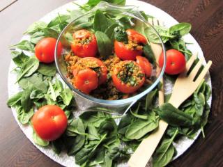 Jak na pečená rajčata s quinoou, pestem a špenátem | recept