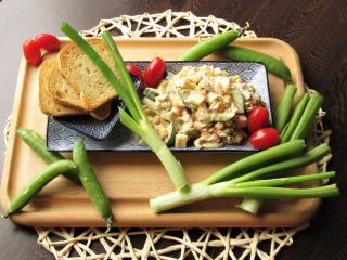 Výživný kuřecí salát s vajíčkem, sýrem a pestrou zeleninou