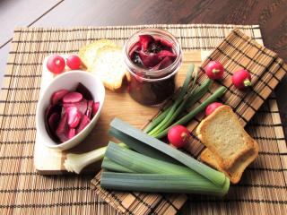 Jak na kořeněné pickles z červené řepy a ředkviček | recept