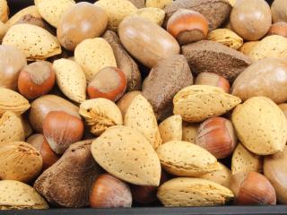 směs různých druhů ořechů