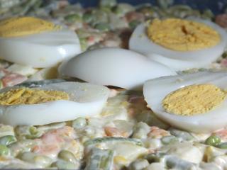 bramborový salát s plátky vařených vajec