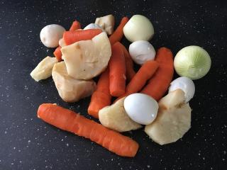 zelenina a vejce na přípravu bramborového salátu
