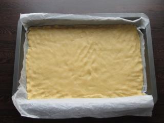 vyválení máslového těsto a přenesení na plech