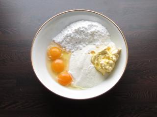 Jak upéct krémovník s tmavou tvarohovou náplní a sladkou sněhovou krustou | recept Jak upéct krémovník s tmavou tvarohovou náplní a sladkou sněhovou krustou | recept