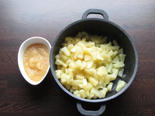 jablečné pyré a strouhaný ananas