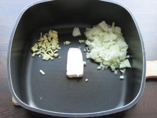 příprava základu z másla, cibule a česneku;