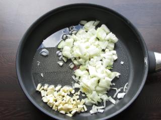 orestování cibule a česneku coby ostrého základu fazolové pánve