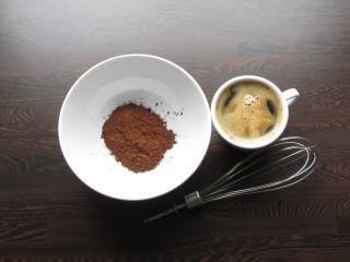 prošlehání silné černé kávy s tmavým kakaem