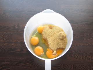 vyšlehání vaječné pěny z vajec a třtinového cukru