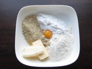 vypracování těsta ze surovin na základní ořechové těsto