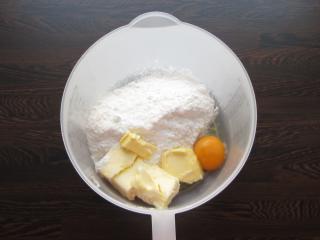 zpracování másla, cukru a žloutku do máslově jemné pěny