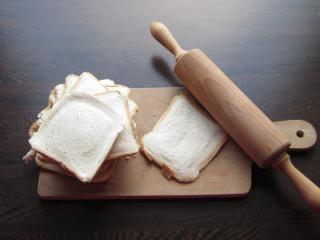 rozválení toastového chleba na tenké plátky