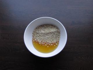 umíchání sladké hmoty z medu a oříšků